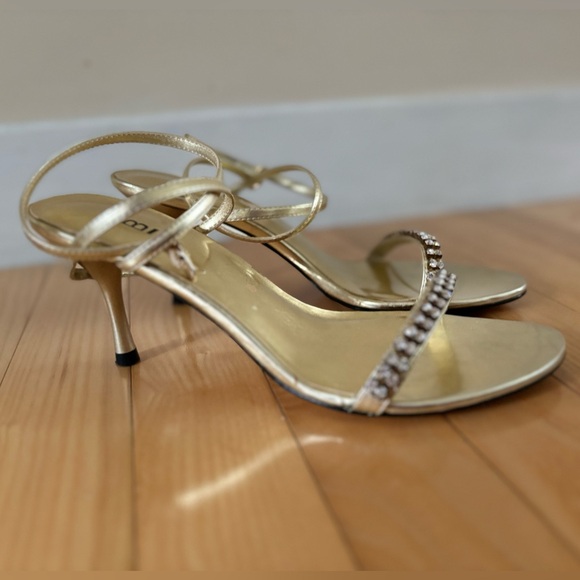 Gold diamond studded bakers 6.5 heels with crisscross ankle straps - Picture 6 of 6